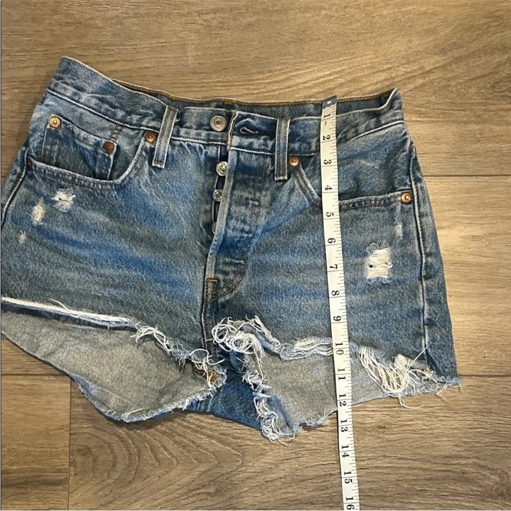 Levi’s Distressed Denim Women’s Jean‎ Shorts Size 26